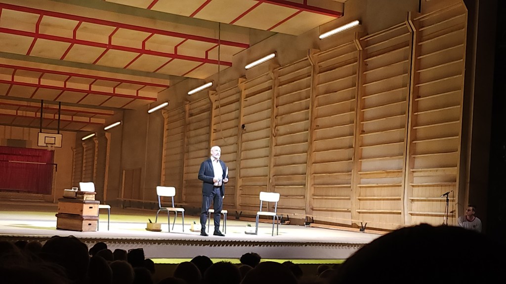 Vígszínház 2025/26 – A polgári tartás és az árnyalt fogalmazás évada