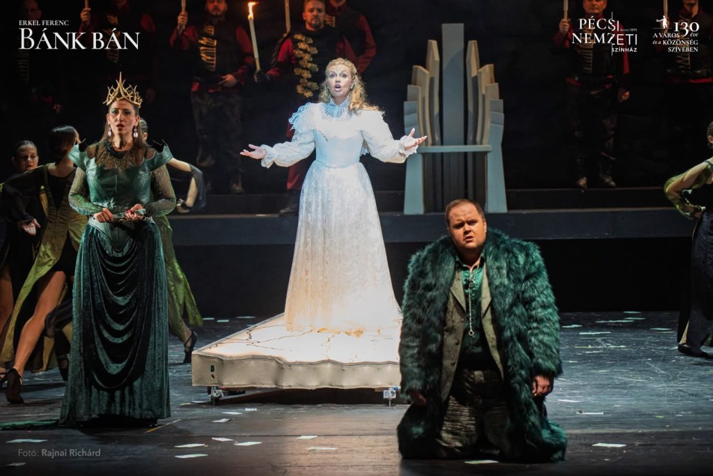 Tradíció és újítás találkozása: bemutatták a Bánk bánt a jubileumát ünneplő Pécsi Nemzetiben